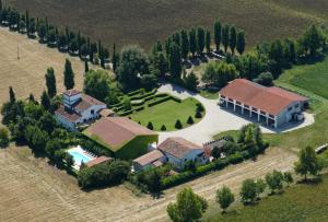 诺加罗莱罗卡Agriturismo Corte Spino的享有大房子空中美景,设有庭院