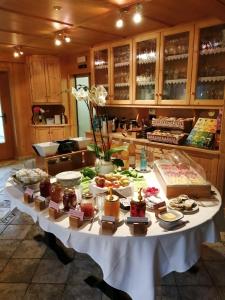 Corvara in PassiriaGasthof Trausberg的一张桌子上有很多种不同的食物