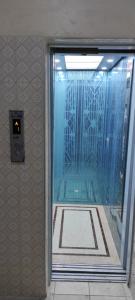 蒙巴萨Marya Shelters Limited的玻璃门通向带玻璃门的房间