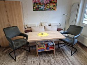 RiepsdorfGäth Thomsdorf的客房内的2把椅子和1张木桌