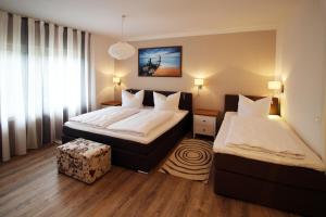 PudaglaFerienhaus Jule的酒店客房设有两张床和窗户。