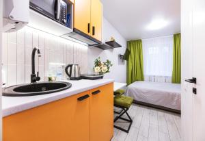 基辅MYFREEDOM Апартаменти метро Святошин的一个带水槽的厨房和一张位于客房内的床