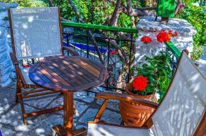 锡米西弥花园公园酒店的木椅、桌子和花盆