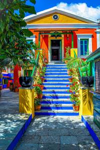 锡米西弥花园公园酒店的色彩缤纷的房屋,设有通往门的楼梯