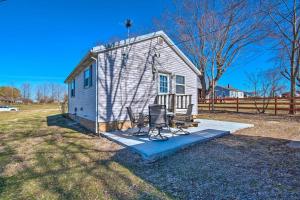 PerryvilleThe Brewer Guesthouse Tiny Home with Patio and Yard!的门廊上的小房子,带两把椅子