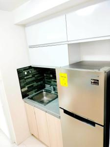 马尼拉The Levels 2BR Condo Fully Interior Cosmo Living的一间带水槽和冰箱的小厨房
