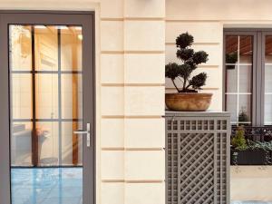 皮托Hotel Particulier La Defense - Boutique Hotel Paris的通往种植盆栽植物的房子的门