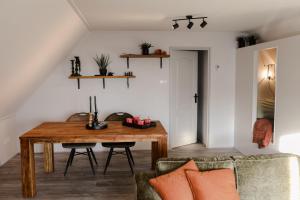 WolphaartsdijkRuim en landelijk appartement的一间带桌子和沙发的用餐室