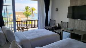 那尼Adiwana Jelita Sejuba Natuna的酒店客房设有两张床,享有海景。