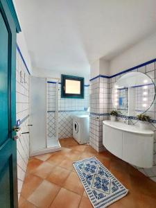 阿尔巴塔克斯Jennas-Grecale Apartment的带浴缸、水槽和镜子的浴室