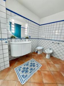阿尔巴塔克斯Jennas-Grecale Apartment的带浴缸、卫生间和镜子的浴室