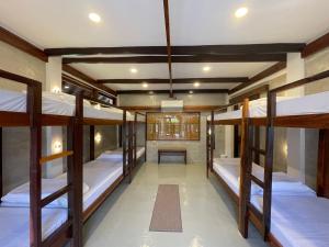 卢纳将军城Dahun Villas Siargao的一间设有一张双层床的房间