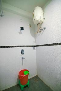 埃尔加德GV Resort的一个带水桶和水表的浴室