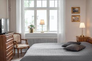 恩舍尔兹维克Vandrarhemmet Vindarnas Hus的一间卧室设有一张床和一个窗口
