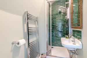 温什科姆Stunning 2 Bed Cotswold Cottage Winchcombe的白色的浴室设有水槽和淋浴。