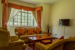 纳库鲁Lake Bogoria Spa Kabarak的带沙发和窗户的客厅