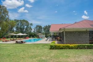纳库鲁Lake Bogoria Spa Kabarak的庭院中带游泳池的房子
