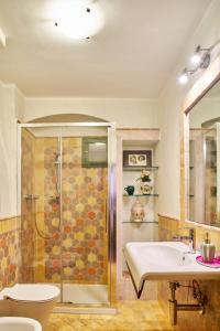 锡耶纳Alla Scala 1746的带淋浴和盥洗盆的浴室