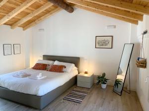 曼托瓦Residenza Giulio Romano的一间带一张大床的卧室,位于一个拥有木制天花板的房间