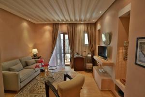 非斯Riad Mayfez Suites & Spa的客厅配有沙发和桌子