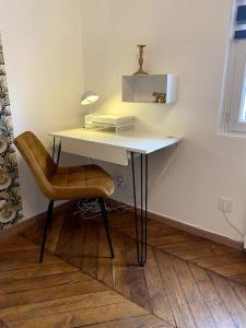 蒙雷里studio le 17 près de Paris的一张桌子,上面有椅子和一盏灯
