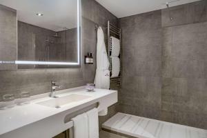 马德里马德里科隆NH系列酒店的一间带水槽和镜子的浴室