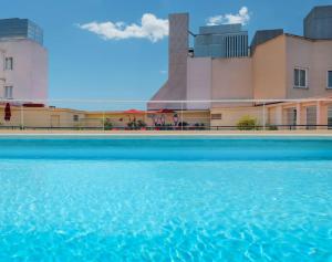 马德里马德里科隆NH系列酒店的建筑物前的水池