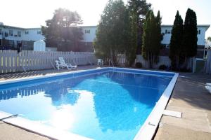 蒙克顿蒙克顿酒店的一个带白色围栏的大型蓝色游泳池