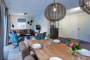 诺德韦克Noordwijk Holiday Rentals的用餐室以及带桌椅的起居室。