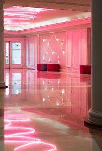 皮托巴黎拉德芳斯万丽酒店的一间空房间,墙壁粉红色,地板光亮