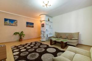 阿拉木图西莫尔娜杰日达公寓的客厅配有沙发和桌子