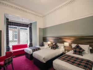 格拉斯哥阿盖尔韦斯顿酒店的酒店客房,设有两张床和一张红色椅子