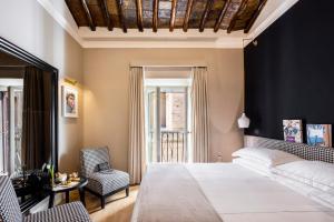 罗马涅尔瓦精品酒店 的卧室设有一张白色大床和一扇窗户。
