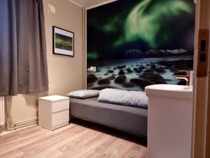 奥斯陆HI Oslo Haraldsheim的一间卧室配有一张壁画大床