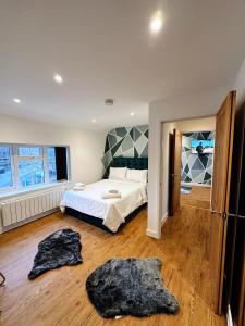诺里奇2 Southwell Road - Luxurious City Centre Apartments的卧室配有一张床和2条毛巾,位于地板上