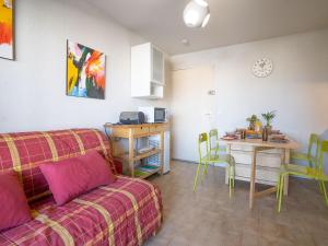 勒格罗-迪鲁瓦Apartment Les Caraïbes-1 by Interhome的客厅配有沙发和桌子