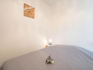 拉格朗德默特Apartment Jamaïc by Interhome的睡在床上的一双鞋