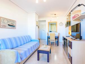奥罗佩萨德尔马Apartment Altamar by Interhome的一间带蓝色沙发的客厅和一间厨房
