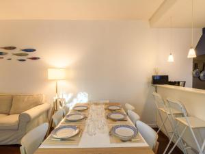 阿卡雄Holiday Home La Belle Tendel by Interhome的餐桌、椅子和沙发