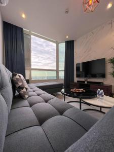 吉达Almasarat Tower Sea View的带沙发和大窗户的客厅