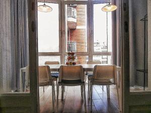 巴塞罗那阿尔戈旅馆的一间带桌椅和窗户的用餐室