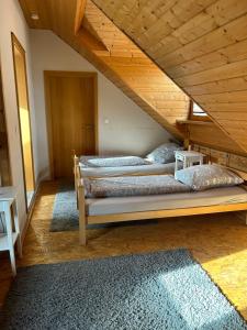 HarthausenPension Zum Paradies的带木天花板的三张床