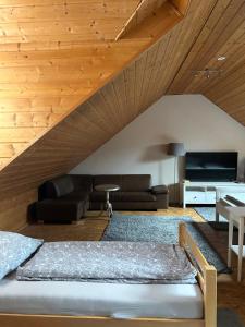 HarthausenPension Zum Paradies的一间带床和木制天花板的客厅