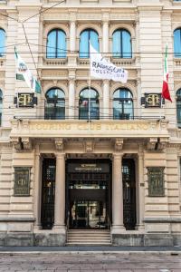 米兰Radisson Collection Hotel, Palazzo Touring Club Milan的前面有标志的建筑