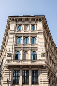 米兰Radisson Collection Hotel, Palazzo Touring Club Milan的一面有窗户的高楼
