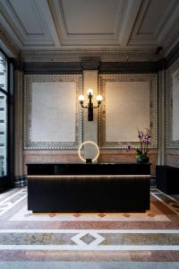 米兰Radisson Collection Hotel, Palazzo Touring Club Milan的中间设有长凳的审判室