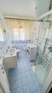 坎波内莱尔巴Appartamenti Via Roma 41的带淋浴、卫生间和盥洗盆的浴室
