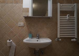 罗马Le Quattro Meraviglie的一间带水槽和镜子的浴室