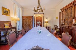 萨路特德沃克吕兹l'ermitage的大房间设有一张长桌子和椅子
