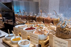 穆尔西亚加泰罗尼亚佛罗里达布兰卡伯爵酒店的碗里不同种类的谷物的展示